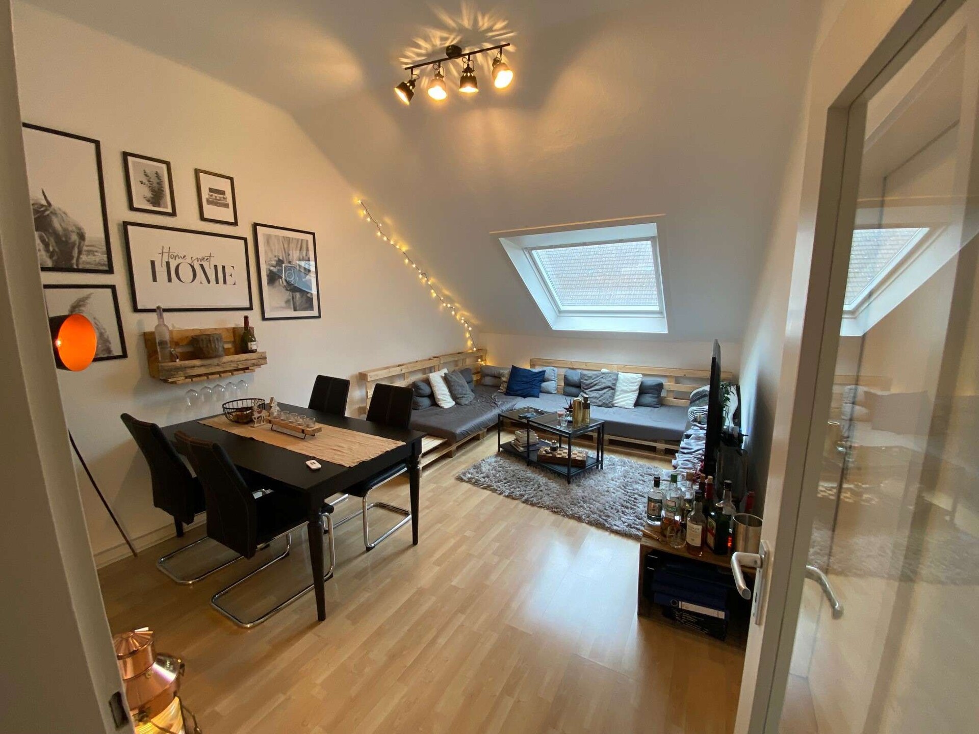 TITELBILD &middot; Wohn- und Essbereich