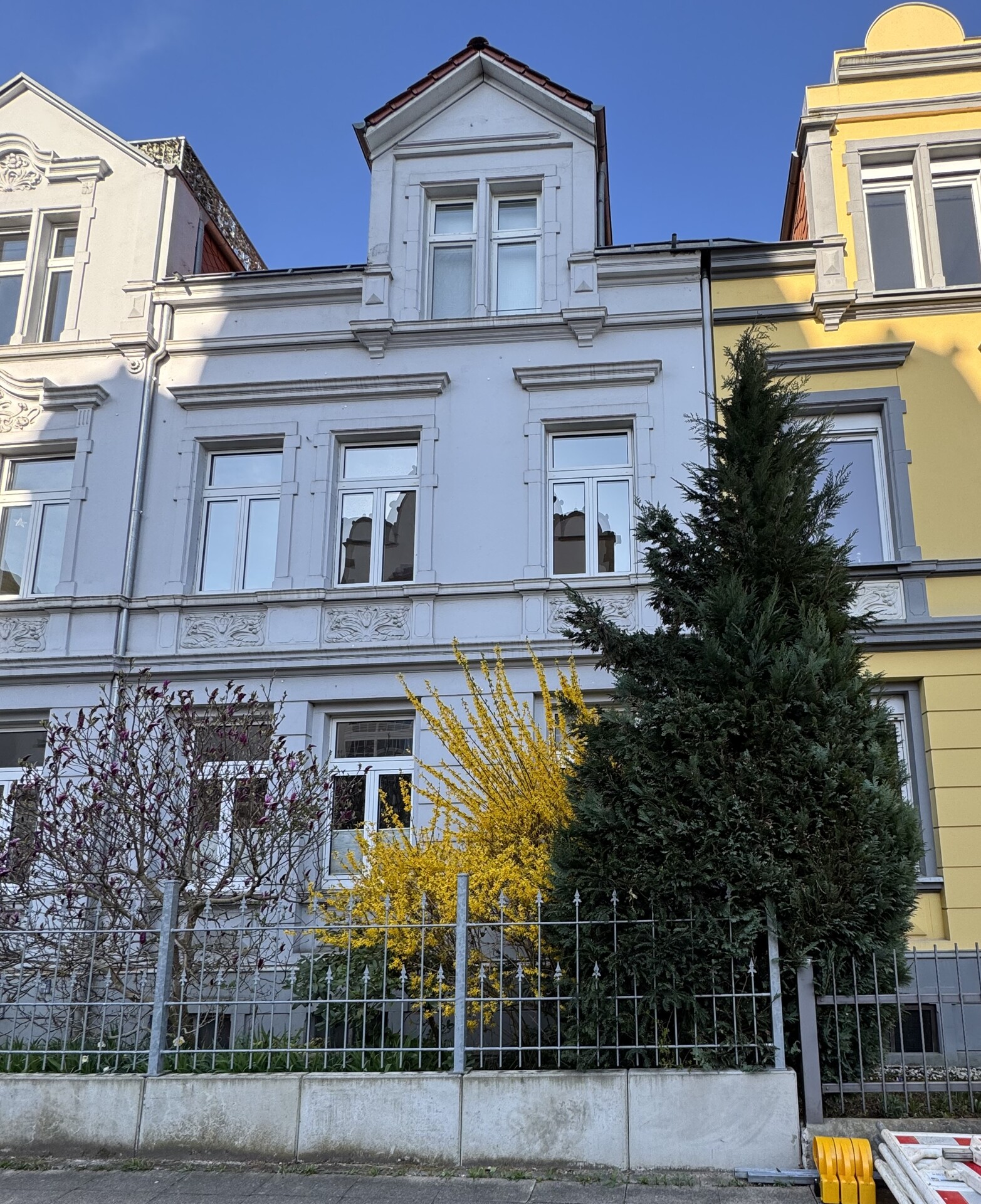 TITELBILD &middot; Hausansicht Fröbelstraße